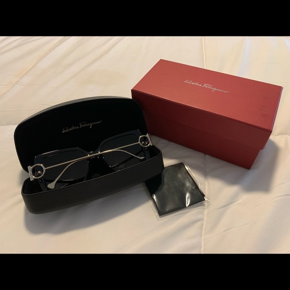 💜SOLD💜GORGEOUS SALVATORE FERRAGAMO SUNGLASSES - Picture 7 of 7